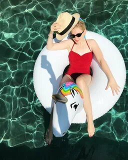 Julia Garner Nude & Sexy (22 Photos) .