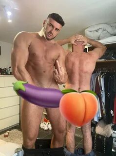 Una estrella gay de OnlyFans publica contenido porno con su 