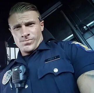 I find this officer quite arresting... Men in uniform, Sexy 