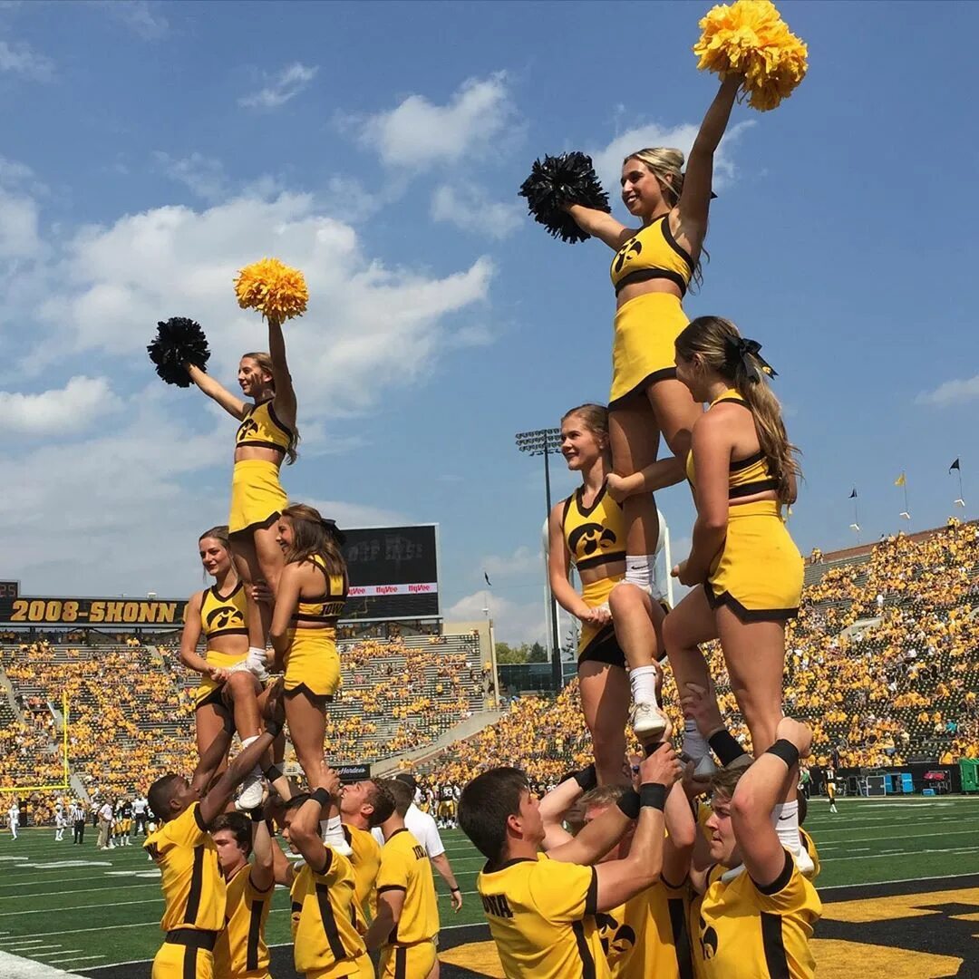 Iowa Cheerleading auf Instagram: "Happy first day of Fall Hawkeyes! #u...