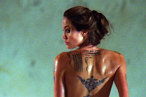 Анджелина Джоли похвасталась новой загадочной татуировкой. -