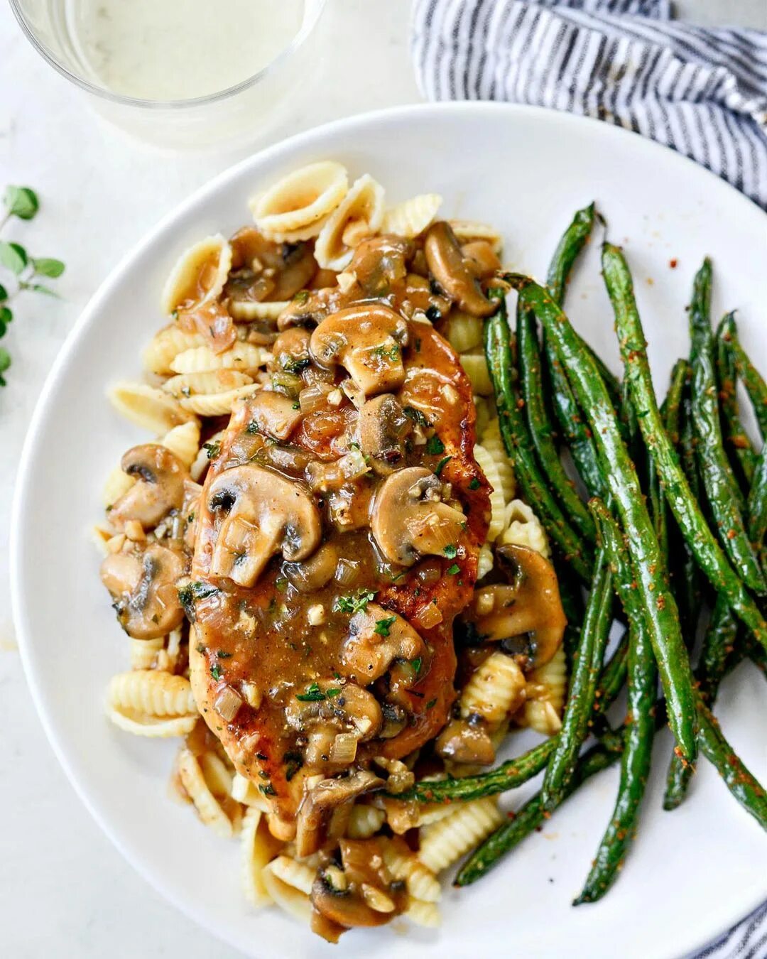 Laurie McNamara в Instagram: "This Lighter Chicken Marsala is an easy ...