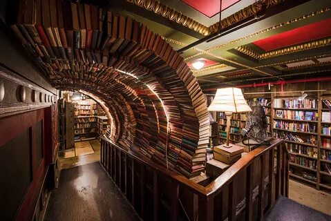 Самый атмосферный книжный магазин Москвы. "Гиперион" - место