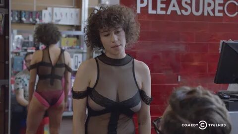 Ilana Glazer boobs (49).png " MyConfinedSpace