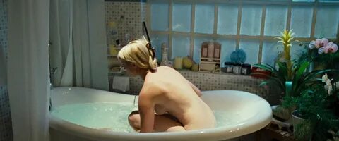 Naked Blonde Amy Smart Enjoys a Quick Bath Before Offing Her