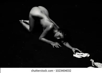 Sexy Girl Naked Crawls On Ground Stok Fotoğrafı (Şimdi Düzen