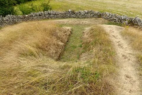 File:Chamber E at Belas Knap viewed from the north.jpg - Wik