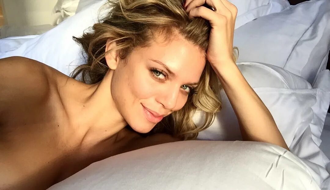 AnnaLynne McCord on Instagram: "#goodmorning #NYC 🗽" .