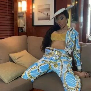 Cardi B в Instagram : "It’s so tight he think he slipped in 