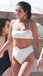 După operația suferită, Selena Gomez arată un look de invidiat în bikini.