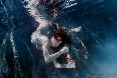 Изящная подводная фотография от фотографа Elena Kalis и ее д