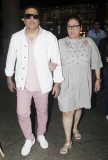 Govinda and wife Sunita are arm-in-arm as daughter Tina smil