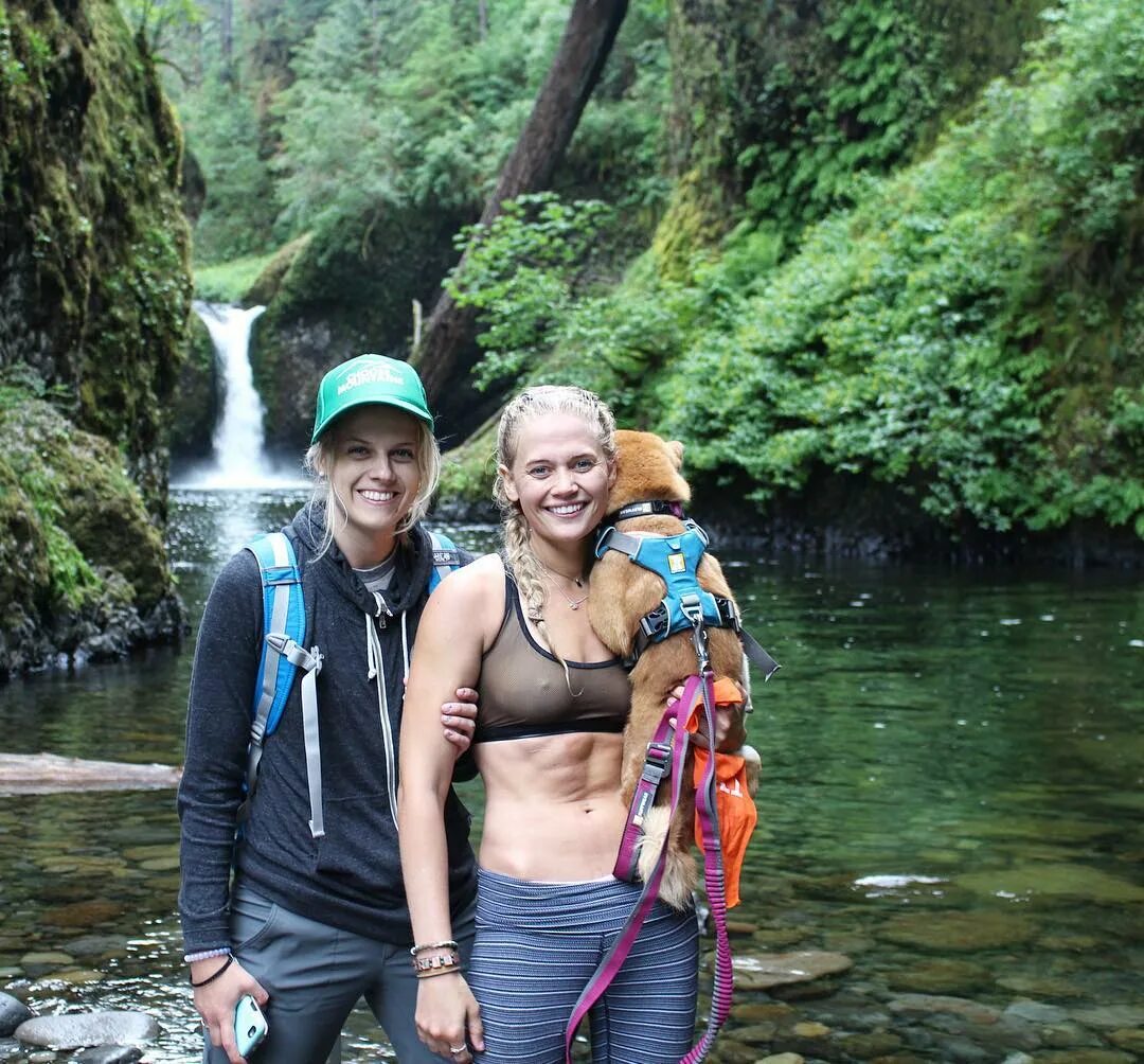Публикация в Instagram Carly Schroeder: "Swam around in the Columbia G...