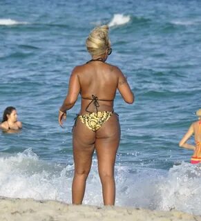 Mary J. Blige - Seen In a bikini on the beach in Miami-01 Go