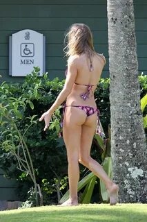 LeAnn Rimes shows off her ass wearing sexy bikini in Hawaii