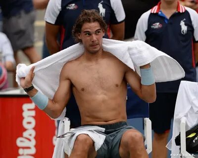 Rafael Nadal showed off his shirtless body after his set. Ce