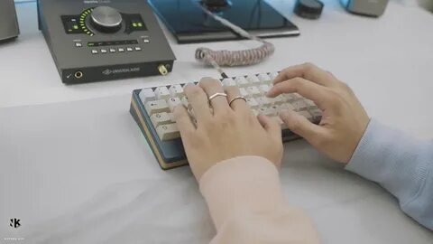 E6-V2 with lubed Holy Pandas Typing Sounds - YouTube