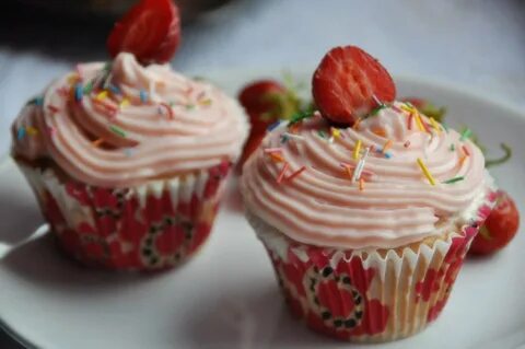 Food pour vous: Strawberry Cupcakes with Cream Cheese Frosti