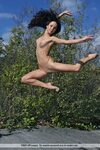 Голые девки в прыжке - 92 красивых секс фото