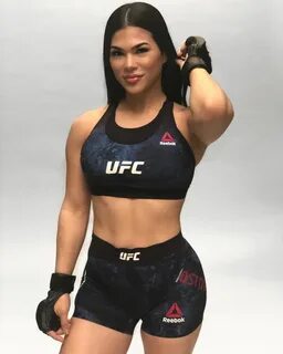 Photos n ° 7 : BKFC Fighter Rachael Ostovich Chilling Poolsi