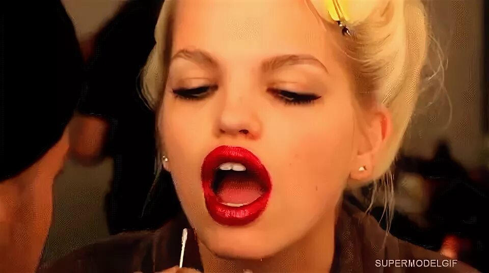 Daphne Groeneveld Gif - Gif Abyss