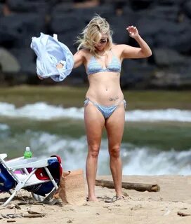 Reese Witherspoon on the пляж, пляжный on Hawaii, August 14 