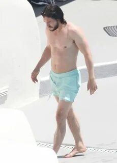 kit+harington+shirtless+pool+1.png 1,150 × 1,600 pixels Kit 