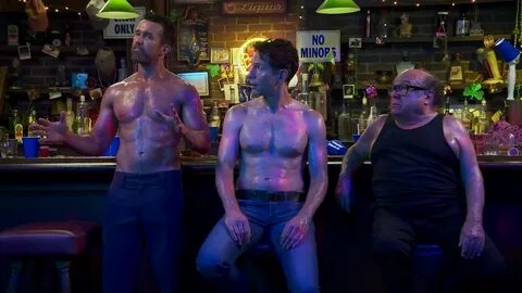 Rob McElhenney e Glenn Howerton mostrano i pettorali a "C'è 