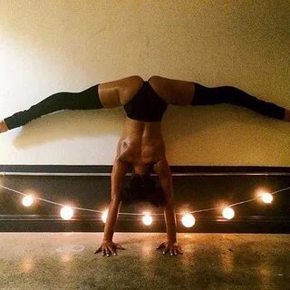 Una modelo incendia Instagram con su yoga nudista.