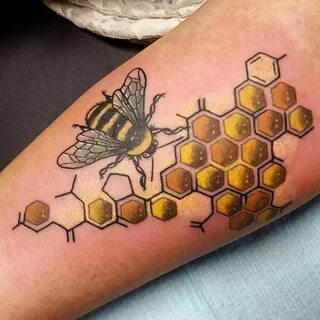 Tatouage abeille et nid d'abeille : signification et idées e