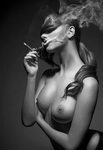 Голые девушки курят - 68 красивых секс фото