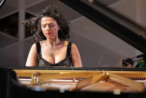 Épinglé par Merryvitericoleccion sur Khatia Buniatishvili 03 Musique classi...