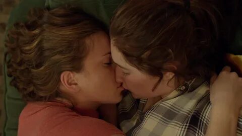 Эмма Кинни целует спящую Джесс Габор - Бесстыжие (2011) XCAD