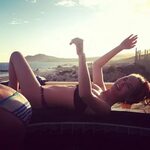 Zoey Deutch having fun in the sun - Imgur