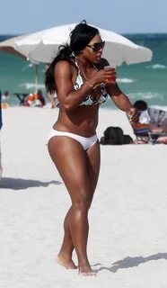 serena-williams-white-bikini-candids-at-miami-beach-oct-04-2