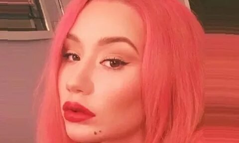 Iggy Azalea shrugs off claims she 'photo-shopped' her selfie