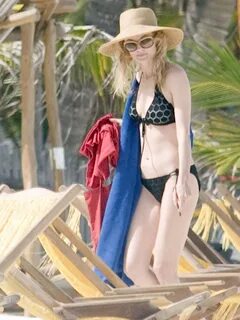 Heather Graham Wearing A Bikini At A Beach In Cancun - Celeb