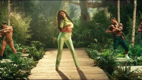 L'ensemble vert fluo Saks Pott de Selena Gomez dans le clip 