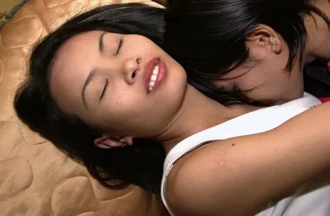 Две азиатки-лесбиянки не могут сдержаться и ласкают друг дру