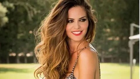 Romina Belluscio promociona productos capilares en bikini. 