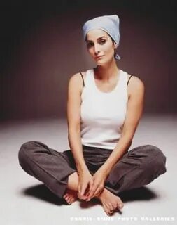 Carrie Anne Moss Feet (9 images) - celebrity-feet.com