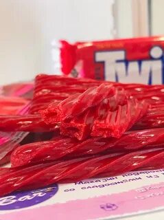 Twizzlers Twists Strawberry Твиззлерс в форме спиралек