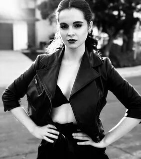 Vanessa Marano Actresses in 2019 Vanessa marano, Laura maran