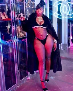 Kash Doll - "Bad Azz" feat. Mulatto & Benny the Butcher (Vid