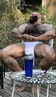This man is an institution Edgar Guanipa show your respect by RT this hung muscle...
