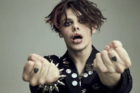 YUNGBLUD fights his inner demons in new video, 'Die A Little