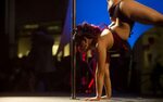Colombianas se contorcem em performances de pole dance - fot