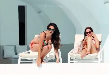 Грудь Кейси Бачелор (Casey Batchelor) в бикини на отдыхе.