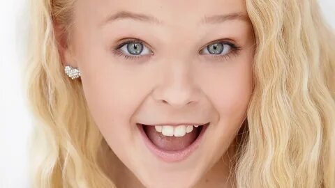 Ash Eyes Jojo Siwa Is Wearing Heart Shape Stud HD Jojo Siwa 