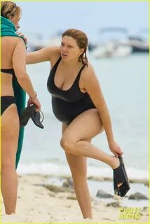 Lea Seydoux Shows Off Her Baby Bump on Beach Vacay!: Photo 3